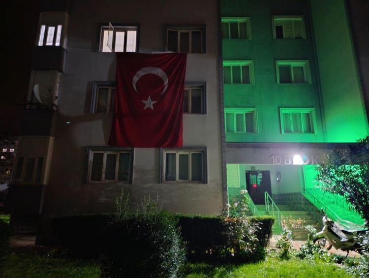 <p>BURSA<br />
<br />
Türk Silahlı Kuvvetleri’ne ait C-130 tipi askeri kargo uçağının Gürcistan-Azerbaycan sınırında düşmesi sonucu Bursalı<br />
Hava Pilot Binbaşı Serdar Uslu ve Astsubay Başçavuş Ramazan Yağız şehit oldu.</p>
