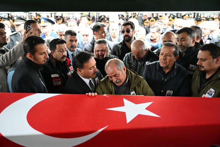 <p>Gürcistan-Azerbaycan sınırında düşen askeri kargo uçağında şehit olan 38 yaşındaki Hava Pilot Binbaşı Nihat İlgen, Kayseri'de toprağa verildi. Şehit İlgen için Kalemkırdı Camisi'nde düzenlenen törene babası Şeref İlgen de katıldı.</p>
