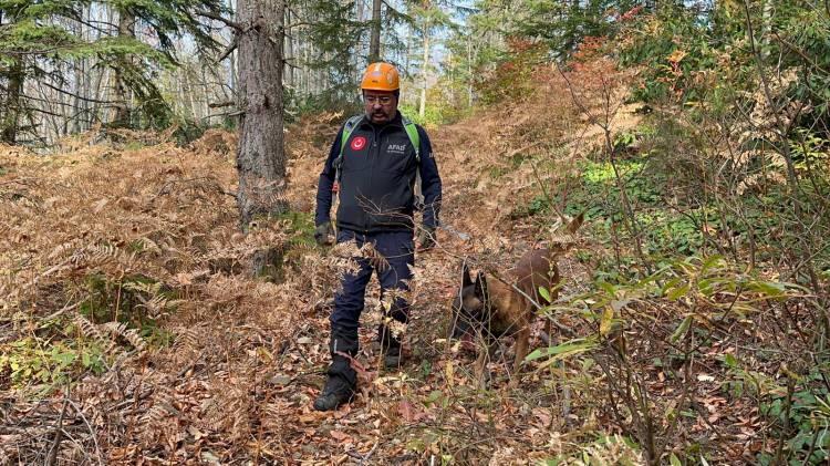 <p><strong>"İlimiz Bozkurt ilçesine bağlı Köseali köyünde 02.11.2025 tarihinden itibaren kayıp olarak aranan Huriye Helvacı (43) ve Osman Yaşar Helvacı'nın (5) bulunması için yürütülen çalışmalarda, 11.11.2025 Salı günü saat 12.20 civarında Köseali köyündeki dere yatağında Osman Yaşar Helvacı'nın cansız bedenine ulaşılmıştır.</strong></p>
