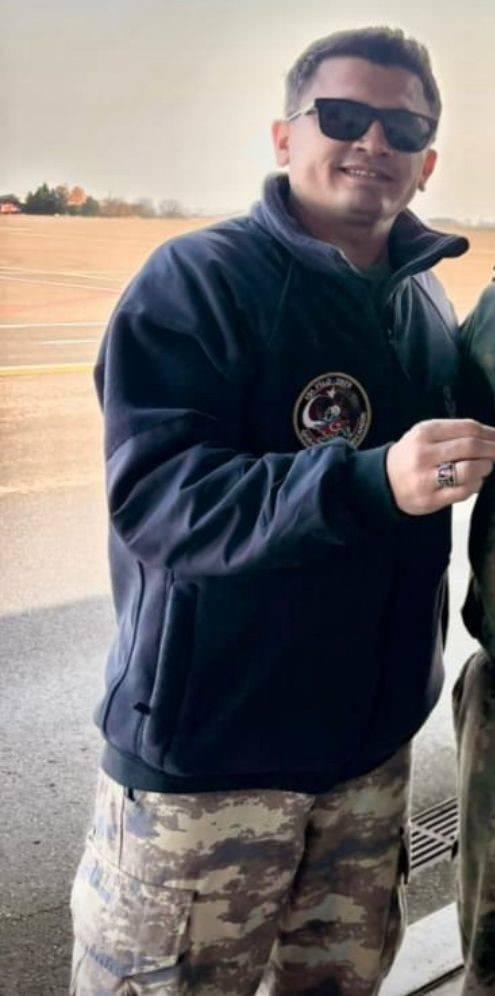 <p>Kayseri’de görev yapan şehit Hava Pilot Binbaşı Serdar Uslu’nun şehadet haberi, Bursa’nın Yenişehir ilçesi Atakent Sitesi'nde ikamet eden babası emekli öğretmen Ahmet Uslu ve annesi Fatma Uslu'ya İnegöl Kaymakamı Eren Arslan, Hava Meydan Komutanı Albay İbrahim Feyzi Büğdüz ve Belediye Başkanı Ercan Özel tarafından verildi. </p>
