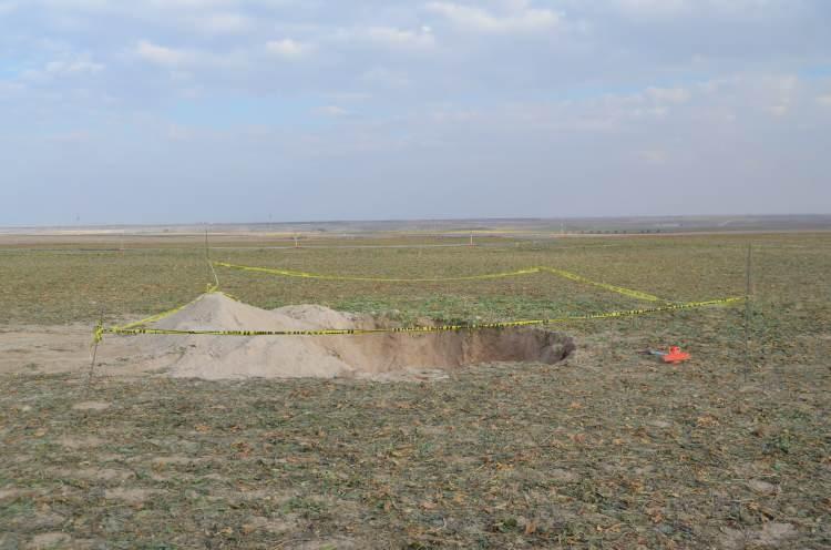 <p>Tuz Gölü’ndeki tuzlu suyun kuyulardan çıkmaya başladığını belirten Nurcan Özdemir, “Konya ve Aksaray bölgesinde çok su tüketen ürünler olan yonca, şeker pancarı ve mısır ekiliyor. Bölgede acilen kuru tarıma geçilmesi lazım. Normalde obruklar bir doğa olayı. Konya bölgesinde yılda 20 -30 tane obruk oluşmasıyla artık doğa olayını geçtik. Çünkü yer altı sularına çok yüklendik. Sular çekilince kireç taşlarında çökmeler meydana geliyor. İlerleyen süreçte daha fazla yaşayacağız. Tuz Gölü’nde şu anda ters akış olduğu için yer altındaki tuzlu su da bölgede çıkmaya başladı. Bölgedeki göller, dereler hepsi kurudu. Şu anda sadece yer altındaki sularımız kaldı. Bunu da çok kıymetli bir şekilde kullanmamız ve değerini bilmemiz lazım” dedi. </p>
