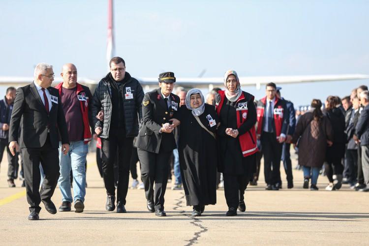 <p>Gürcistan-Azerbaycan sınırında düşen "C130" tipi askeri kargo uçağında şehit olan pilotlar Serdar Uslu ile Ramazan Yağız için Yenişehir Hava Meydan Komutanlığı'nda tören düzenlendi. Törene Serdar Uslu'nun annesi Fatma Uslu da katıldı.</p>
