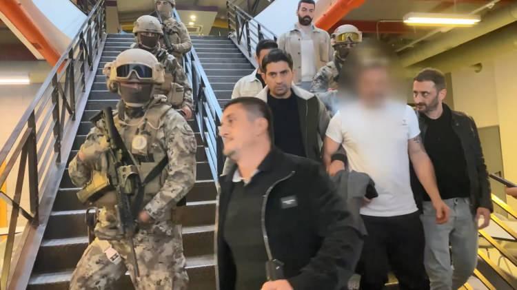 <p>Sarıyer'de TV8-Beinsport binasına oyuncak silahla giren Kemal S. (42), çıkarıldığı mahkemece, 'Silahlı tehdit' ve 'İş yeri dokunulmazlığını ihlal' suçlarından tutuklandı.</p>

<p> </p>
