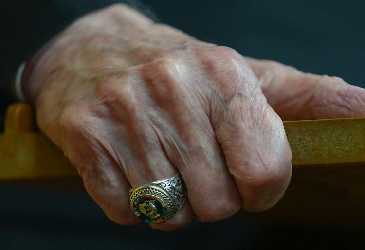 <p><span style="color:rgb(67, 67, 67)"> Bahçeli'nin rozeti ve yüzüğü dikkat çekti.</span></p>
