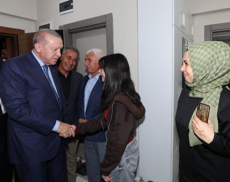 <p><span style="color:rgb(67, 67, 67)">Cumhurbaşkanı Recep Tayyip </span>Erdoğan<span style="color:rgb(67, 67, 67)">, Adıyaman'da 350 Bininci Afet Konutu Kura Çekimi, Anahtar Teslimi ve Yapımı Tamamlanan Yatırımların Toplu Açılış Töreni'ne katıldı. </span></p>
