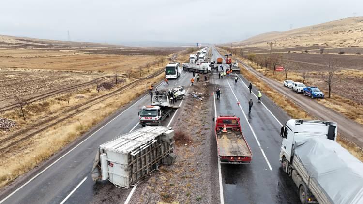 <p>Ekipler yolu trafiğe kapatarak güvenlik önlemi alırken yapılan kontrollerde refüje devrilen kamyonetteki 1 kişinin hayatını kaybettiğini belirledi. Kamyonette bulunan 2 kişi ise, ambulanslarla hastaneye kaldırılarak tedavi altına alındı. Kazaya karışan araçlar vinç yardımı ile bulundukları yerden kaldırılırken, yolun temizlenmesinin ardından trafik kontrollü olarak trafiğe yeniden açıldı.</p>

<p>Kaza ile ilgili soruşturma  </p>

