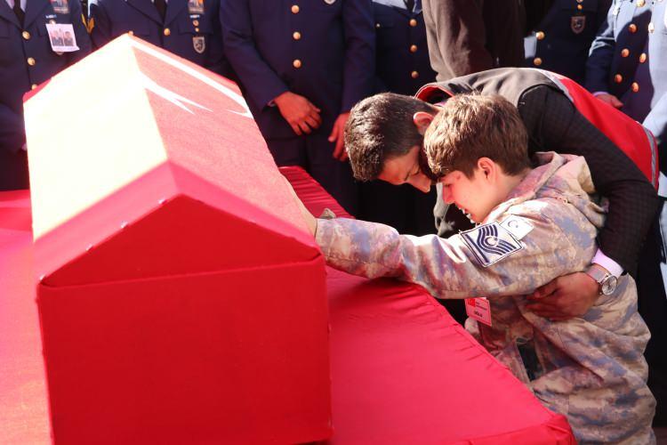 <p>Askeri kargo uçağının Azerbaycan-Gürcistan sınırında düşmesi sonucu şehit olan Hava Uçak Bakım Astsubay Başçavuş İlker Aykut (39) Tekirdağ'da toprağa verildi. Şehidin oğlu Poyraz, törende babasının tabutunun yanında üzüntü yaşadı.</p>
