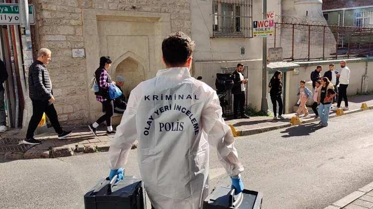 <p><strong>ACILI DEDE KONUŞTU</strong></p>

<p> </p>

<p>Kızı Çiğdem ve torunları Kadir Muhammet ile Masal Böcek'in cenazelerini toprağa vermenin acısını yaşayan Mustafa Çelik, Müslümana Mahallesi'ndeki Böcek ailesinin evinin önünde taziyeleri kabul ediyor. Hastanede tedavisi süren damadından gelecek iyi haberleri umutla bekleyen Çelik, AA muhabirine, İstanbul'da evladı ile torunlarının bu şekilde öleceğini hiç tahmin etmediklerini söyledi. Bu şekilde bir ölümü rüyasında görse bile inanamayacağını anlatan Çelik, kızıyla en son salı günü görüştüğünü dile getirdi.</p>
