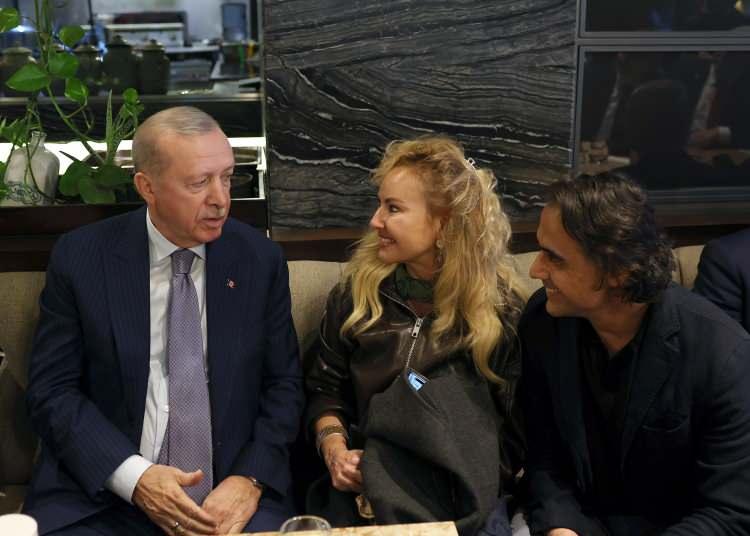 <p>Cumhurbaşkanı Recep Tayyip Erdoğan, Ankara'da bir kafede vatandaşlarla görüştü, sohbet etti.</p>
