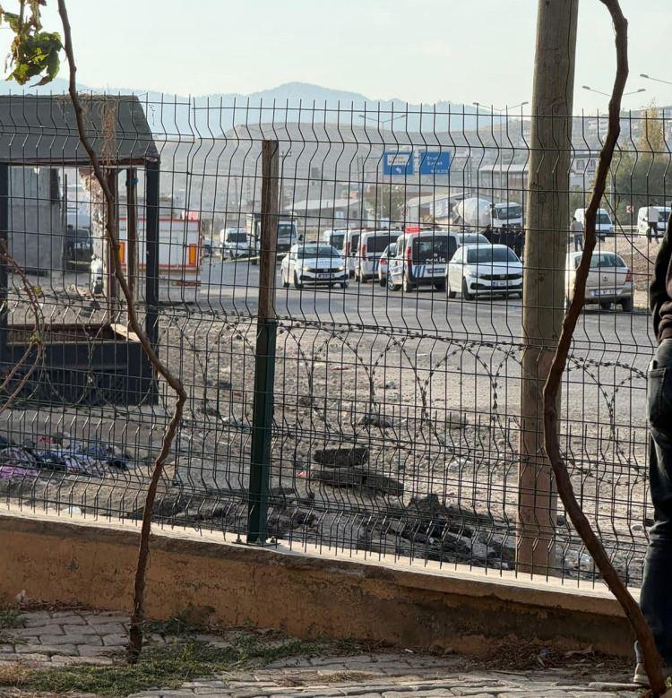 <p>Siirt’te iki grup arasında alacak meselesi yüzünden tartışma çıktı. Tartışmanın kavgaya dönüşmesiyle taş, sopa ve silahlar konuştu, 5 kişi yaralandı.</p>

<p> </p>
