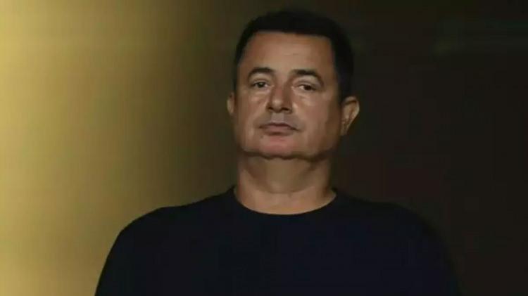 <p><span style="color:#800000"><strong>Hull City futbol kulübünün sahibi Acun Ilıcalı, İngiliz futbol camiasında büyük yankı uyandıran bir iyiliğe imza attı. İleri evre Alzheimer ve pankreas kanseri teşhisi konulan ve yalnızca 3 aylık ömrü kaldığı belirtilen 62 yaşındaki Hull City taraftarı Owen Griffiths, hayatının son günlerinde büyük bir mutluluk yaşadı.</strong></span></p>
