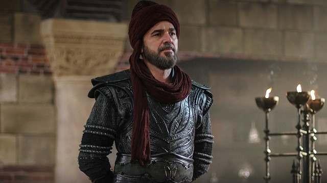 <p>Diriliş Ertuğrul'daki rolüyle büyük hayran kitlesine sahip olan Engin Altan Düzyatan, ailesiyle beraber Dubai'ye taşınma kararı almıştı.</p>
