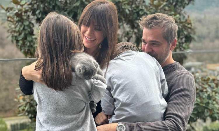 <p>Bu konuyla ilgili ilk kez konuşan Düzyatan, Dubai'ye taşınma nedenlerinin çocuklarının eğitimi olduğunu vurgulayıp; <strong>"Ben gidip geliyorum ama çocuklar orada okula başladılar. Daha iyi bir dil eğitimi almalarını ve uluslararası arkadaşlıklar kurmalarını istiyoruz. Bunun, ileride onlara büyük katkı sağlayacağını düşünüyoruz. İşlerimizi tamamladıktan ve okullarını bitirdikten sonra ise memleketlerine dönerek, burada hizmet vermeye devam edebilirler"</strong> dedi.</p>
