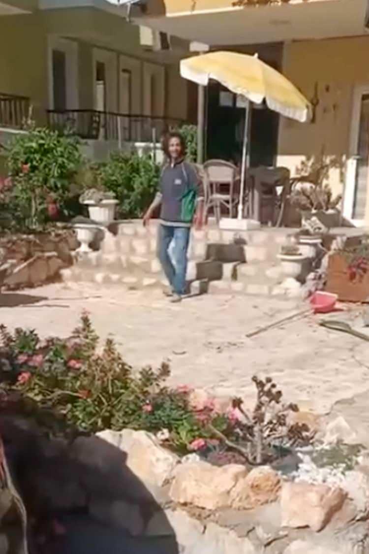 <p><span style="color:#A52A2A"><strong>KURTARILAMADI </strong></span></p>

<p> </p>

<p> </p>

<p>Burada tedaviye alınan Aygül, kurtarılamadı. </p>

<p> </p>

<p> </p>

<p>Yusuf Aygül'ün vücudunda <span style="color:#A52A2A"><strong><em>22 bıçak kesisi olduğu belirlendi. </em></strong></span></p>

<p> </p>

<p> </p>

<p>Polis ekipleri, kısa sürede Gökay S.'yi suç aleti bıçakla yakaladı. </p>

<p> </p>

<p> </p>

<p>Gökay S.'nin annesi Meral S. (58) ile Yusuf Aygül arasında gönül ilişkisi olduğunu öğrendiği, yaklaşık 2 aydır eve gelmediği kaydedildi</p>
