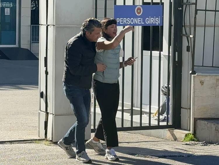 <p><span style="color:#A52A2A"><strong>OLAY KAMERADA </strong></span></p>

<p> </p>

<p>Bu arada olay cep telefonuyla görüntülendi. Görüntülerde; Gökay S.'nin elindeki bıçakla Yusuf Aygül'e defalarca vurduğu ve yanına kimseyi yaklaştırmadığı yer aldı. Aygül'ün yerde hareketsiz yatmasına rağmen Gökay S.'nin bıçaklamaya devam ettiği görüldü.</p>
