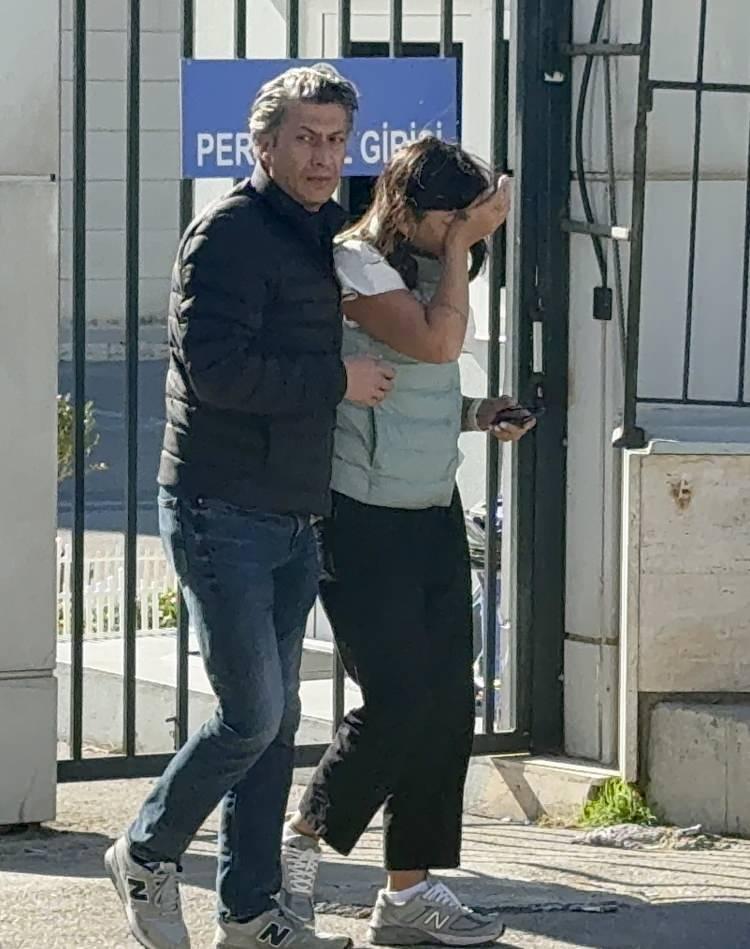 <p><span style="color:#A52A2A"><strong>KIZI AĞLADI </strong></span></p>

<p> </p>

<p>Kaş Devlet Hastanesi'ndeki işlemleri tamamlanan Yusuf Aygül'ün cansız bedeni otopsi yapılmak üzere Antalya Adli Tıp Kurumu morguna gönderildi.</p>

<p> </p>

<p>Bu sabah saatlerinde morga gelen Aygül'ün ismi öğrenilemeyen kızı ve damadı, cenazeyi teslim aldı.</p>

<p> </p>

<p>Aygül'ün kızı, morgdan çıkarken gözyaşlarını tutamadı.</p>

<p> </p>

<p>Diğer yandan Gökay S.'nin emniyetteki işlemleri sürüyor.</p>
