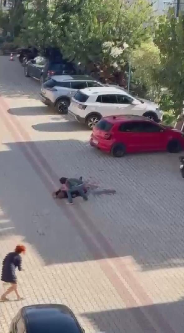 <p>Antalya'nın Kaş ilçesinde Gökay S.'nin (36) annesi ile gönül ilişkisi olduğunu öne sürdüğü gerekçesiyle 22 bıçak darbesiyle öldürdüğü Yusuf Aygül'ün (69) cenazesi, yakınlarına teslim edildi. <span style="color:#A52A2A"><strong><em>Aygül'ün kızı, morgdan çıkarken gözyaşlarını tutamadı.</em></strong></span></p>
