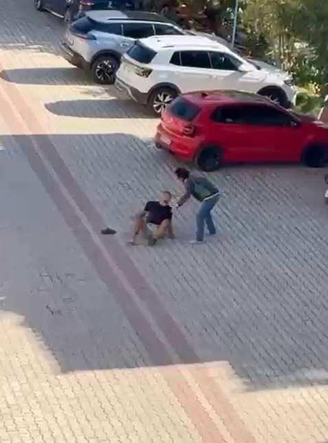 <p><span style="color:#A52A2A"><strong>SOKAK ORTASINDA CİNAYET</strong></span></p>

<p> </p>

<p>Belediyede işçi olarak çalışan Gökay S., annesi ile gönül ilişkisi olduğunu öne sürdüğü otelin gece bekçisi Yusuf Aygül ile sokak ortasında tartışmaya başladı.</p>
