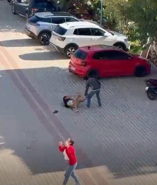 <p>Olay, dün saat 13.00 sıralarında Kaş ilçesi Andifli Mahallesi Şehit Kazım Temel Caddesi'nde meydana geldi.</p>
