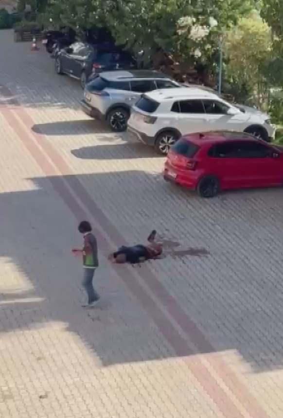 <p>Tartışmanın büyümesi ile Gökay S., yanında taşıdığı bıçakla Aygül'ü defalarca bıçaklayıp, kaçtı. Yusuf Aygül, ambulansla Kaş Devlet Hastanesi'ne kaldırdı.</p>
