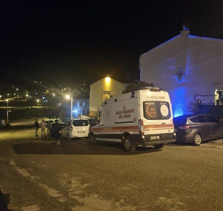 <p>BALIKESİR<br />
<br />
Gürcistan sınırında askeri kargo uçağının düşmesi sonucu şehit olan Hava Uzman Çavuş Emre Sayın'ın (40) şehadet haberi Balıkesir'deki ailesine verildi.</p>
