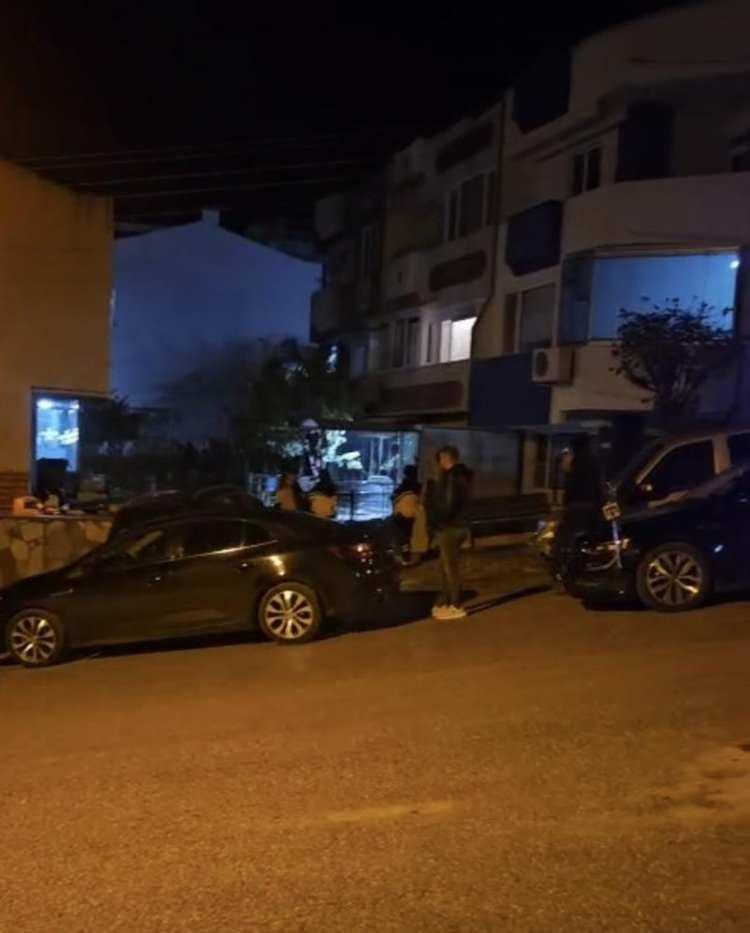 <p>Balıkesir'de yaşayan şehidin ailesine acı haber verildi. Şehidin annesinin Merzifon'da olduğu babasının ise acı haberi alınca Merzifon'a yola çıktığı öğrenildi. Şehit Sayın'ın evli olduğu öğrenildi.</p>
