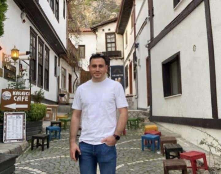 <p>Azerbaycan'dan Türkiye'ye gelmek üzere havalanan Türk Hava Kuvvetleri'ne ait C-130 tipi askeri kargo uçağının Gürcistan-Azerbaycan sınırında düşmesi sonucu Hava Kuvvetleri personeli Hava Uçak Bakım Astsubay Üçüncü Sınıf Burak İbbiği şehit düştü. İbbiği‘nin şehadet haberi Çorum Merkez ilçesine bağlı Yaydiğin köyünde yaşayan ailesine verildi.</p>
