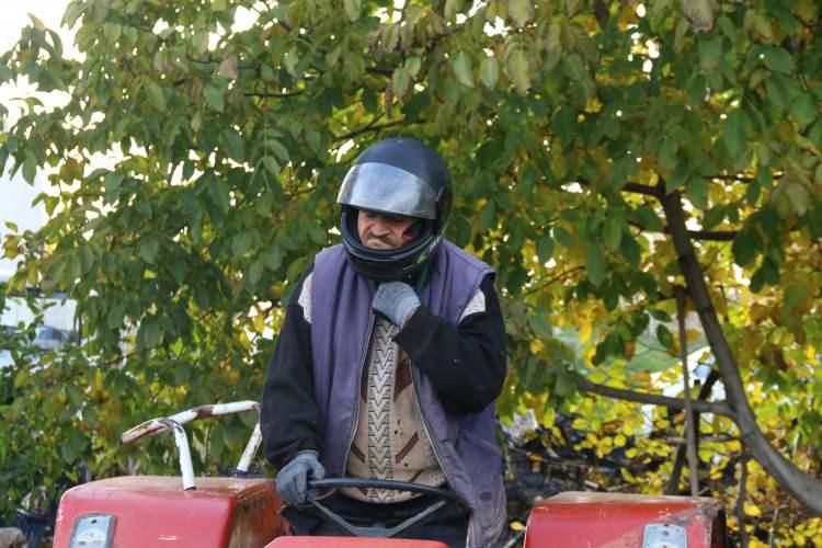 <p>Konuyla alakalı konuşan Son, şunları söyledi: </p>

<p> </p>

<p><strong>"Bu işi bizlerden başka yapacak adam yok, genç nesiller usandı. İşte burası bahçe, tarlayı sürdük. Traktör hazır, kaskımızı taktık, gözlüğümüzü geçirdik, eldivenler elimizde.</strong></p>
