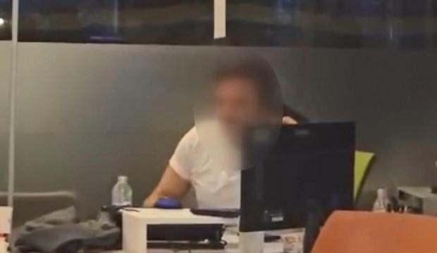 <p><strong><span style="color:rgb(178, 34, 34)">“BENİM AMACIM KİMSEYİ ÖLDÜRMEK DEĞİLDİ”</span></strong></p>

<p>Kemal S., <strong>"Benim amacım eşimi korumak. Onun üzülmesini istemedim. Çünkü bu konudan dolayı gece ağladı ve yıpranmış gördüm. Ben de bu konuya çok üzüldüm içerledim. Eşimin haberi olmadan bu konuyu gerçekleştirdim. Bu konuyla alakalı olarak pişman da değilim benim yerimde kim olsa aynı şeyi yapardı ve ailesini korurdu. Benim amacım kimseyi öldürmek değildi zaten elimdeki silah plastik boncuk tabancasıdır. Bu tabancayı 2 ay önce hurdalar içinde bulmuştum" </strong>ifadelerini kullandı.</p>
