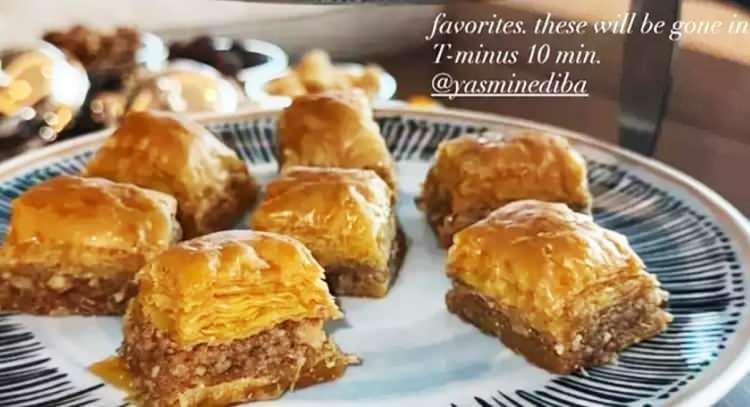 <p>Kısa bir süre önce de cevizli baklavanın tadına bakan Bella Hadid, "Favori bunlar. 10 dakikada bitecek" ifadelerini kullanmıştı.</p>

<p> </p>
