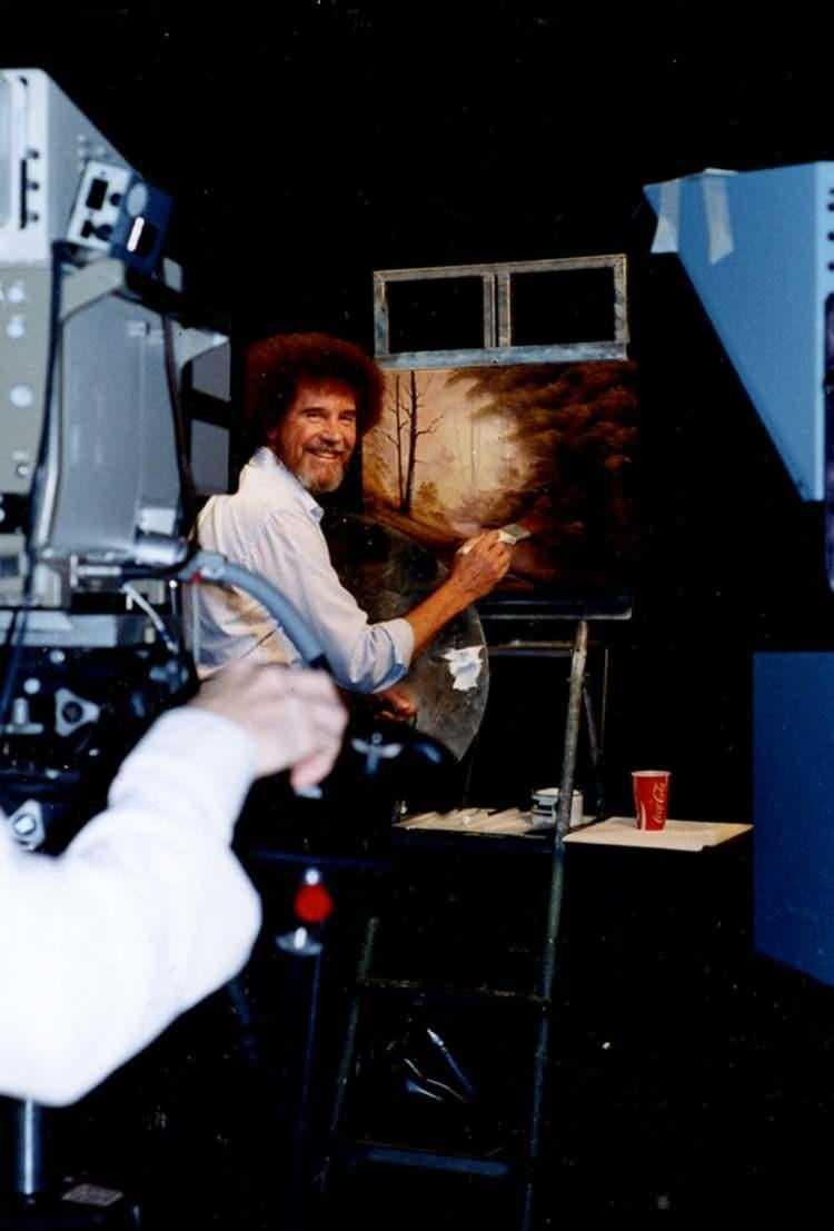 <p><strong>Sanatçının 1980 ve1990 yılları arasında "Bob Ross'la Resim Sevinci" adlı programında yaptığı 30'dan fazla resmi Los Angeles'taki Bonhams müzayede evinde düzenlenen etkinlikte satışa sunuldu.</strong></p>
