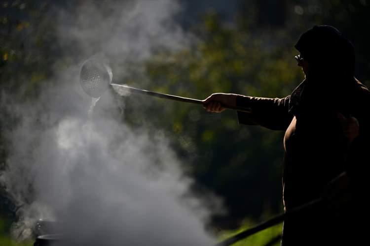 <p>Düzce’nin Çilimli ilçesinde yaşayan 45 yaşındaki Reyhan Kutlu, KOSGEB desteğiyle başladığı üretim serüveninde örnek bir başarıya imza atıyor.</p>

