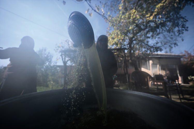 <p><strong>KENDİ İŞİNİN PATRONU OLDU</strong></p>

<p>Tepeköy'de kendilerine ait 20 dönüm arazide çiftçilik yapan Kutlu, 12 yıl önce Küçük ve Orta Ölçekli İşletmeleri Geliştirme ve Destekleme İdaresi Başkanlığı (KOSGEB) tarafından açılan kursa katılarak kadın girişimci sertifikası aldı.</p>
