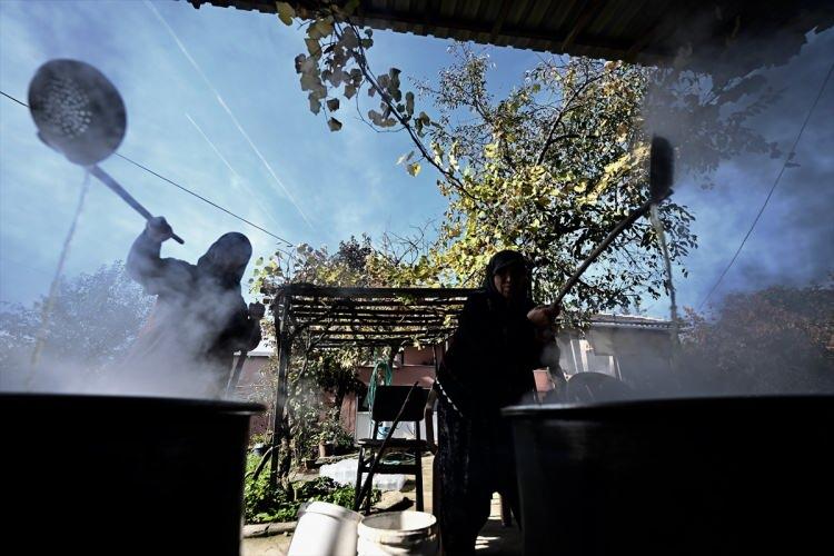 <p>Köyde imece usulüyle hasat ettiği bitkiden kendi markasıyla üretim yapan 45 yaşındaki Kutlu, doğal olduğu için pekmezinin yurt içinden ve dışından rağbet gördüğünü ifade ediyor. Kutlu, mayıs ayında ektikleri şeker kamışını, eylül sonu gibi hasadını yapıp pekmez için çeşitli aşamalardan geçirdiklerini anlattı.</p>
