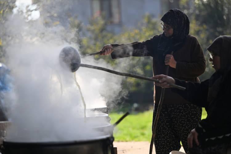 <p>Kutlu, şeker kamışının pekmeze dönüşüm aşamasının oldukça zahmetli olduğunu ve emek istediğini vurgulayarak, şöyle devam etti:</p>
