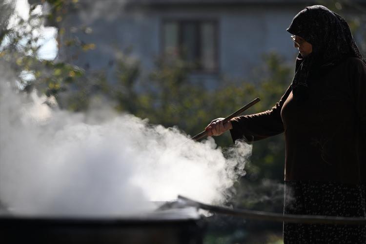 <p><strong>1 TON PEKMEZ ÜRETİYOR</strong></p>

<p>Şeker kamışı pekmezi üretimi projesiyle KOSGEB'den destekler alan Kutlu, 20 dönüm üzerinde ektiği mahsulden yaklaşık 1 ton pekmez üretiyor.</p>
