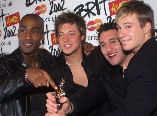 <p><strong>"All Rise", "Sorry Seems to Be The Hardest Word", "Best in Me" ve "U Make Me Wanna" gibi unutulmaz parçalara imza atan İngiliz pop grubu Blue, bir dönem adeta fırtına gibi esmişti.</strong></p>
