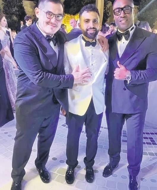 <p><span style="color:#B22222"><strong>"GÖTÜR BENİ GİTTİĞİN YERE" SÜRPRİZİ</strong></span></p>

<p><strong>Arkadaşına güzel bir düğün hediyesi vermeyi ihmal etmeyen Webbe, Emrah'ın "Götür Beni Gittiğin Yere" isimli imza parçasını seslendirdi.</strong></p>
