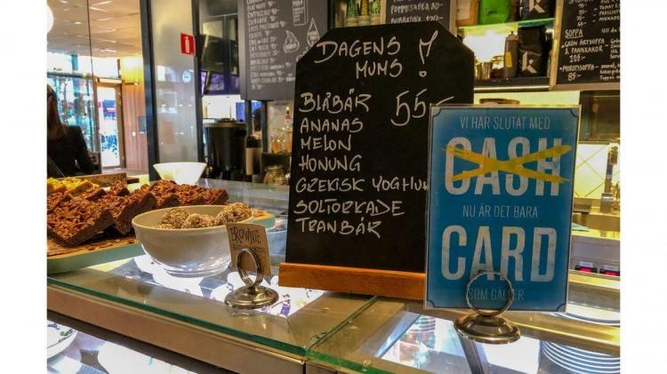 <p><span style="color:#B22222"><strong>BANKALARDA ARTIK NAKİT KALMADI</strong></span></p>

<p>İsveç Merkez Bankası verilerine göre ülkedeki banka şubelerinin büyük kısmında nakit çekme ve yatırma işlemleri artık yapılmıyor. Bazı şubelerde nakit kasaları tamamen kaldırılmış durumda.</p>
