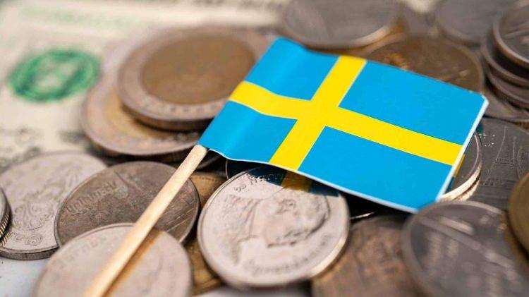 <p>Bu durum, ülkeyi dünyada <strong>“ilk nakitsiz toplum”</strong> olma hedefine her geçen yıl biraz daha yaklaştırıyor. Uzmanlar, dijital ödemelerin hem güvenliği artırdığını hem de ekonomiyi hızlandırdığını belirtti. </p>
