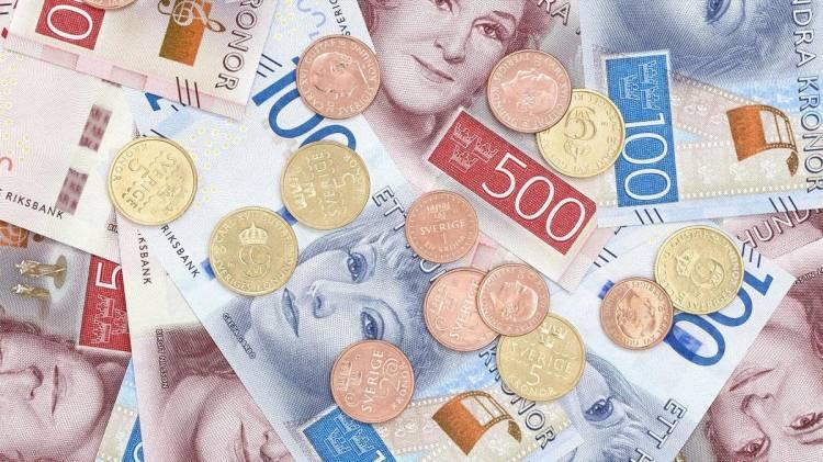 <p>Swish, günlük yaşamın ayrılmaz bir parçası haline gelmiş durumda; küçük çocuklar bile harçlıklarını dijital olarak alıyor. Apple Pay ve Google Pay gibi cüzdan uygulamaları da özellikle gençler arasında yaygın.</p>
