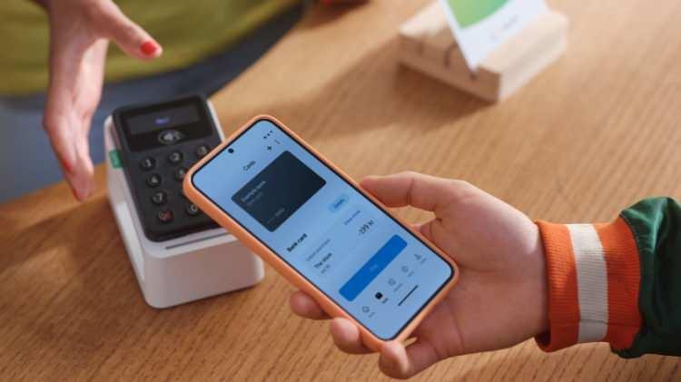 <p><span style="color:#B22222"><strong>DÜNYA DA AYNI YÖNDE İLERLİYOR</strong></span></p>

<p>İsveç’in komşusu Norveç’te işlemlerin %95’inden fazlası dijital olarak yapılıyor. Finlandiya, Danimarka, Güney Kore ve Çin de dijital ödeme oranlarında hızla yükseliyor. Çin’de QR kodla ödeme artık sokak tezgâhlarında bile yaygınken, Güney Kore hükümeti 2030 yılına kadar tamamen nakitsiz bir toplum hedefliyor.</p>
