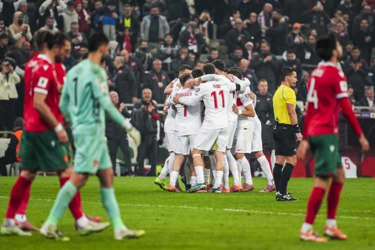 <p>Dünya Kupası Elemeleri'nde Türkiye'nin Bulgaristan'ı Bursa Timsah Arena'da 2-0 mağlup etmesinin ardından komşuda yayın yapan gazeteler, takımlarına sert tepki gösterdi.</p>
