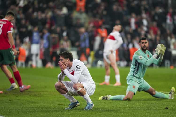 <p>WEBCAFE: Türkiye Bursa'da bize acıdı, "Aslanlar" elemelerde hala puan alamadı.</p>
