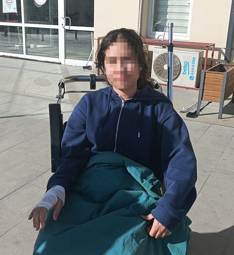 <p>Burdur'da yürüyüş yaparken sokak köpeklerinin saldırdığı ortaokul öğrencisi, sırtından, sol el bileği ve sol ayağından yaralandı.</p>

<p> </p>
