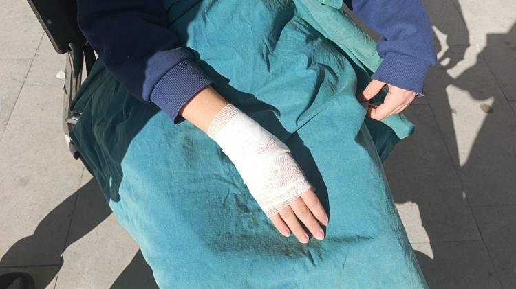 <p>Fevzi Çakmak Mahallesi Şehit Rıza Çevik Sokak’ta bu sabah yürüyüşe çıkan Recep Tayyip Erdoğan Anadolu İmam Hatip Lisesi'nin ortaokul bölümü 8'inci sınıf öğrencisi K.K. (13) adlı kız çocuğu, sokak köpeklerinin saldırısına uğradı. </p>
