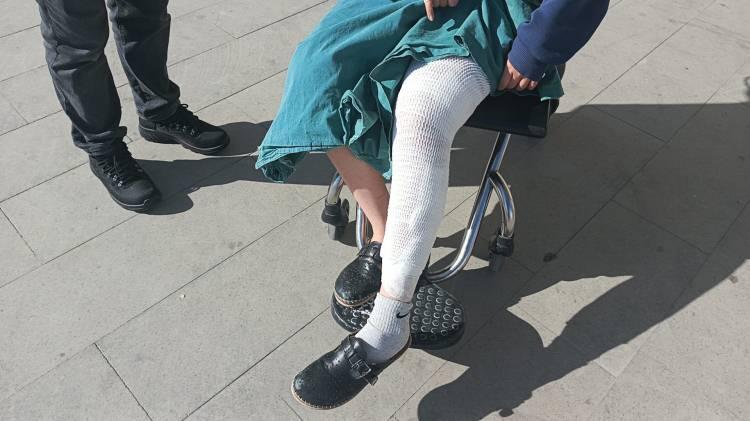 <p>Sol el bileği, sırtı ve sol ayağından yaralanan K.K.'nin feryatlarını duyanlar müdahale edip sokak köpeklerini uzaklaştırdı. Çağrılan ambulansla Burdur Devlet Hastanesi'ne götürülen K.K. tedaviye alındı.</p>

<p>​</p>
