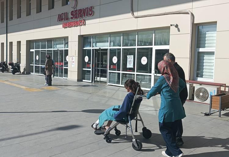 <p><strong><span style="color:rgb(178, 34, 34)">“ETRAFTA BU KADAR BAŞIBOŞ KÖPEĞİN DOLAŞMASI NORMAL DEĞİL" </span></strong></p>

<p>Sabah yürüyüş yapmaya çıktığını söyleyen K.K.,<strong> "Okul tatil olduğu için sabah yürüyüşü yapıyordum. Üzerime bir köpek geldiğini gördüm. Sonrasında 5- 6 köpek daha gelerek havlamaya başladı. Etrafımı köpekler sardı, havlamaya başladılar. Bana saldırdılar. Elimde, belimde, bacağımda yaralar var. Yerde bayağı sürüklendim. Bağırdım. Çevredekiler yetişti. Bir abi arabayla yanıma geldi. Ambulansı aradı. O sırada köpekler gitti. Ambulansla hastaneye geldim. Duyduğum kadarıyla benden önce de geçen günlerde sokak köpeklerinin saldırısına uğrayanlar olmuş. Etrafta bu kadar başıboş köpeğin dolaşması normal değil" </strong>dedi. </p>
