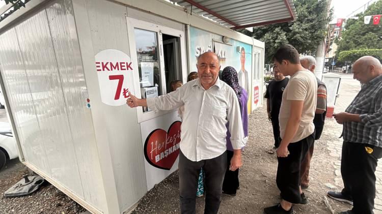 <p><strong><span style="color:#A52A2A">"35 LİRAYA AYNI EKMEĞİ ALIYORUM"</span></strong></p>

<p> </p>

<p>Halk Ekmek hizmetinden duyduğu memnuniyeti dile getiren 63 yaşındaki Özdemir Akman, <strong>"Çok memnunuz. Allah belediyemizden razı olsun. Dışarıda ekmek 15 lira, burada 7 lira. Ben 7 nüfusa bakıyorum, 4 ekmek yetmiyor ama dışarıda alsam 75 lira veriyorum. Burada 35 liraya aynı ekmeği alıyorum. Allah belediye başkanımızdan razı olsun, bizi düşünüp bu hizmeti getirdiler. Tek isteğimiz zam yapılmaması. Ekmek 7 liradan devam etsin." </strong>dedi.</p>
