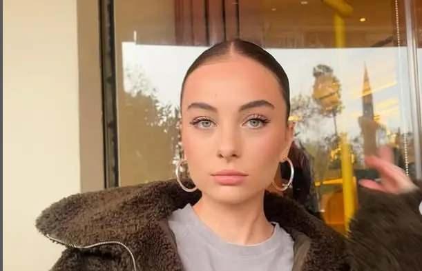 <p>"<strong>Ben Bu Cihana Sığmazam"</strong> ve "<strong>Baş Belası"</strong> dizilerindeki başarılı performansıyla dikkat çeken, son olarak "<strong>Sahipsizler"</strong> adlı yapımda "Melis" karakterini canlandıran genç oyuncu <strong>Mina Derman</strong>, geçtiğimiz akşam İstanbul'da yaşadığı talihsiz bir olay nedeniyle sosyal medyada gündem oldu.</p>
